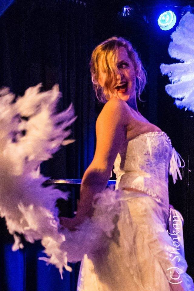 burlesque workshop vrijgezellenfeest bekrachtigend mila de bos